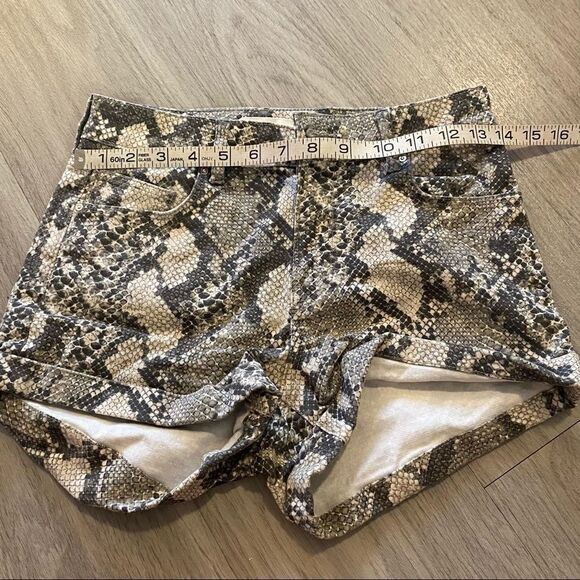 H&M size 2 snake skin printed shorts - Picture 6 of 7